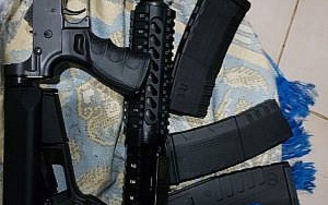 Un fusil d'assaut M16 saisi durant un rand dans la ville d'al-Ram en Cisjordanie le 5 février 2018 (Crédit : Porte-parole de la police)
