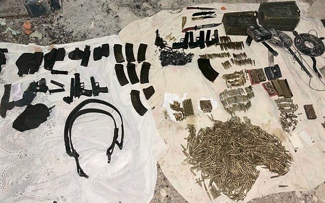 Armes, balles et matériel militaire saisis par des soldats israéliens lors d'un raid dans le village de Deir Razih, au sud-ouest de Hébron, le 8 février 2018 (Crédit : armée israélienne) Armes, balles et matériel militaire saisis par des soldats israéliens lors d'un raid dans le village de Deir Razih, au sud-ouest de Hébron, le 8 février 2018 (Crédit : armée israélienne)