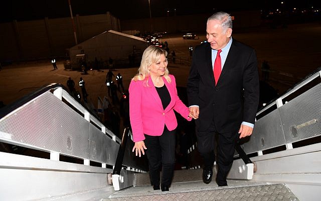 Le Premier ministre Benjamin Netanyahu et son épouse Sarah Netanyahu embarquent à l'aéroport Ben-Gurion pour se rendre à Munich, le 15 février 2017 (Crédit : Amos Ben Gershom/GPO) Le Premier ministre Benjamin Netanyahu et son épouse Sarah Netanyahu embarquent à l'aéroport Ben-Gurion pour se rendre à Munich, le 15 février 2017 (Crédit : Amos Ben Gershom/GPO)