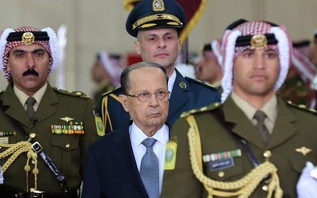 Le président libanais Michel Aoun (au centre) passe en revue la garde d'honneur lors d'une cérémonie officielle de bienvenue à l'aéroport de Marka, à Amman, le 14 février 2017 (Photo AFP / Pool / Khalil Mazraawi) Le président libanais Michel Aoun (au centre) passe en revue la garde d'honneur lors d'une cérémonie officielle de bienvenue à l'aéroport de Marka, à Amman, le 14 février 2017 (Photo AFP / Pool / Khalil Mazraawi)