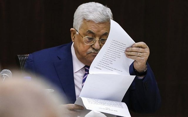 Le président de l'Autorité palestinienne Mahmoud Abbas lit des notes alors qu'il préside une réunion du Comité exécutif de l'Organisation de libération de la Palestine au siège de l'Autorité palestinienne à Ramallah, en Cisjordanie, le 3 février 2018 (AFP PHOTO / ABBAS MOMANI)
