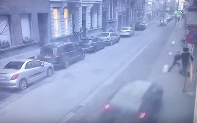 Un juif orthodoxe et son fils sont visés par une voiture bélier samedi matin à Anvers - Belgique. (Capture d'écran YouTube)