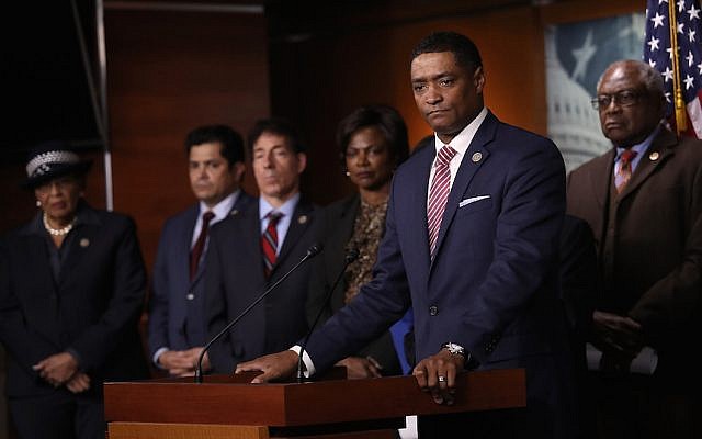 Cedric Richmond, président du caucus noir du Congrès, s'exprimant lors d'une conférence de presse avec des membres du caucus et des membres de la Commission judiciaire de la Chambre des représentants au Capitole américain, le 18 janvier 2018 (Win McNamee/Getty Images) Cedric Richmond, président du caucus noir du Congrès, s'exprimant lors d'une conférence de presse avec des membres du caucus et des membres de la Commission judiciaire de la Chambre des représentants au Capitole américain, le 18 janvier 2018 (Win McNamee/Getty Images)