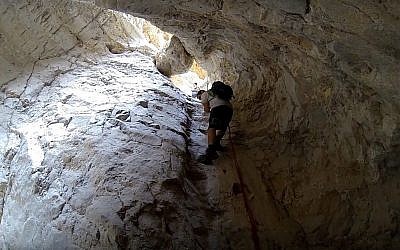 Illustration : un homme descend en rappel le ravin de Dragot. (Crédit : capture d'écran YouTube)