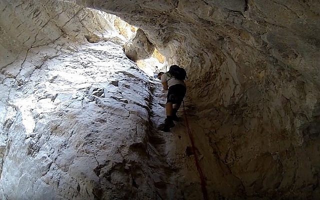Illustration : un homme descend en rappel le ravin de Dragot. (Crédit : capture d'écran YouTube)