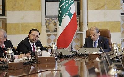 Le président libanais Michel Aoun (à droite) et le Premier ministre Saad Hariri assistent à une réunion au palais présidentiel de Baabda, à l'est de Beyrouth, le 5 décembre 2017 (AFP PHOTO / JOSEPH EID)