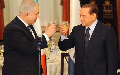 Illustration: Le Premier ministre Benjamin Netanyahu (à gauche) et son homologue italien Silvio Berlusconi lèvent leurs verres lors d'un dîner d'État à l'hôtel King David à Jérusalem le 1er février 2010 (Crédit : Avi Ohayon / Gpo / Flash )