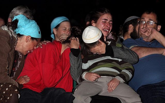 Tamar Fogel (2e g.), qui a perdu ses parents et trois de ses frères lors d'un attentat terroriste dans l'implantation d'Itamar en mars 2011, assiste à une cérémonie commémorative à Jérusalem le 8 mai 2011. (Kobi Gideon/Flash90) Tamar Fogel (2e g.), qui a perdu ses parents et trois de ses frères lors d'un attentat terroriste dans l'implantation d'Itamar en mars 2011, assiste à une cérémonie commémorative à Jérusalem le 8 mai 2011. (Kobi Gideon/Flash90)