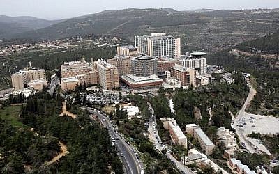 Vue aérienne de l'hôpital Hadassah Ein Kerem, Jérusalem, 17 mars 2014. (Yossi Zamir/Flash 90) Vue aérienne de l'hôpital Hadassah Ein Kerem, Jérusalem, 17 mars 2014. (Yossi Zamir/Flash 90)