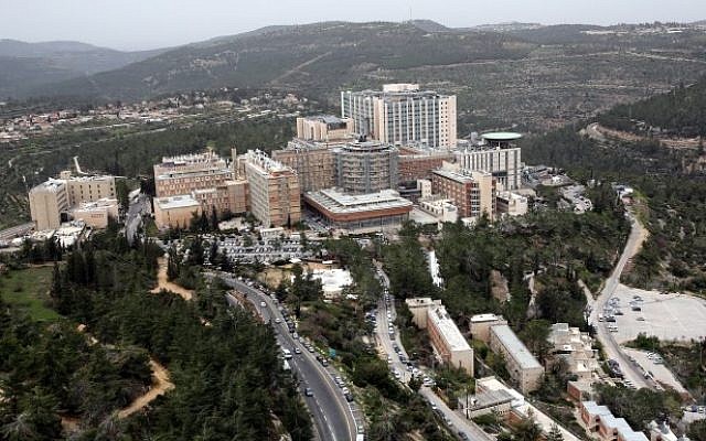 Vue aérienne de l'hôpital Hadassah Ein Kerem, Jérusalem, 17 mars 2014. (Yossi Zamir/Flash 90) Vue aérienne de l'hôpital Hadassah Ein Kerem, Jérusalem, 17 mars 2014. (Yossi Zamir/Flash 90)
