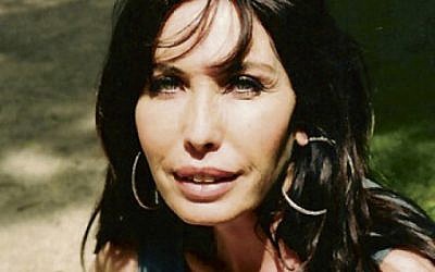 Hélène Schoumann, directrice du festival du film israélien de Paris regrette la polémique créé par la ministre israélienne de la culture. "En plus je ressemble à Miri Reguev !" plaisante-elle (Crédit: autorisation)