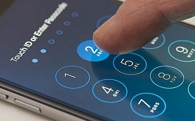 Illustration de l'écran de code d'accès d'un iPhone. (ymgerman/iStock par Getty Images)
