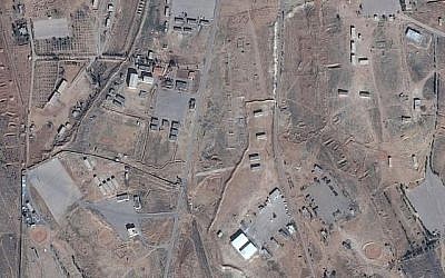 Une photo de la supposée base iranienne en Syrie. Les hangars blancs sont visibles au bas au centre. (Google Maps)