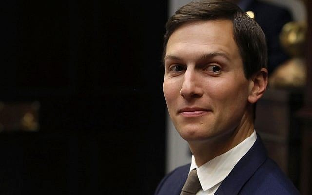 Jared Kushner lors d'une réunion à la Maison Blanche avec le président Donald Trump, le 11 janvier 2018 (Crédit : Mark Wilson/Getty Images)