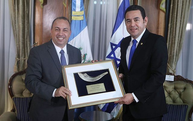 Le président guatémaltèque Jimmy Morales, à droite, recevant un prix du Bnai Brith (Crédit : Bnai Brith) Le président guatémaltèque Jimmy Morales, à droite, recevant un prix du Bnai Brith (Crédit : Bnai Brith)