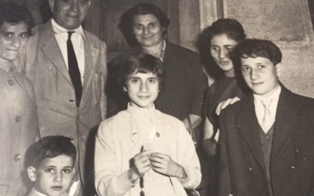 Andre Nathan, né l'année où le gouvernement de Vichy allié aux nazis a révoqué la citoyenneté française des Juifs algériens, se souvient avoir pris cette photo aux abords de la synagogue d'Oran lors d'une fête juive dans les années 1950 (Autorisation :  Nathan via JTA)