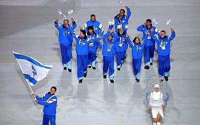 Le patineur de vitesse sur courte piste Vladislav Bykanov, en bas à gauche, menant l'équipe olympique israélienne à la cérémonie d'ouverture des Jeux olympiques d'hiver à Sotchi, Russie, le 7 février 2014. (Quinn Rooney/Getty Images/via JTA)