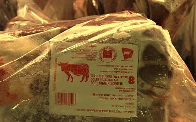 Illustration : Viande casher abattue en Pologne et portant le symbole du rabbinat de Varsovie (Crédit :  JTA)