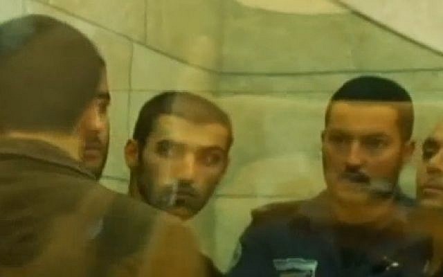 Diab Kahmouz (au centre) apparaît derrière la vitre lors d'une comparution au tribunal (Dixième chaîne) Diab Kahmouz (au centre) apparaît derrière la vitre lors d'une comparution au tribunal (Dixième chaîne)