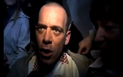 Salah Hamouri lors de la fête organisée à sa sortie de prison dans le cadre des accords Shalit en 2011 (Crédit: capture d'écran Youtube/Mission Falestine)