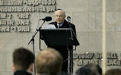 Sam Bloch s'exprimant durant une cérémonie marquant le 60ème anniversaire  de la libération du camp de Bergen-Belsen, le 17 avril 2015 (Crédit :  JOCHEN LUEBKE/AFP/Getty Images)