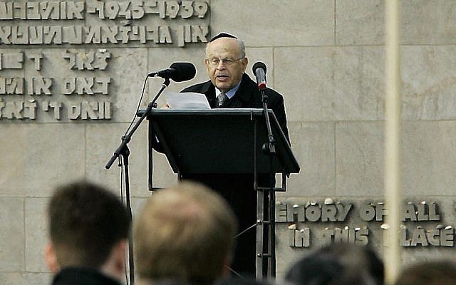 Sam Bloch s'exprimant durant une cérémonie marquant le 60ème anniversaire  de la libération du camp de Bergen-Belsen, le 17 avril 2015 (Crédit :  JOCHEN LUEBKE/AFP/Getty Images)