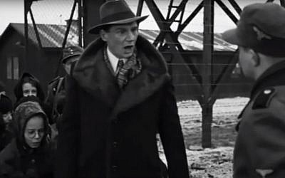 Une scène de "La liste de Schindler", qui, selon Eva Lavi, correspond à la réalité : les nazis l'avaient séparée de sa mère mais Schindler l'a sauvée en disant aux gardes qu'"il avait besoin de ses petits doigts pour manipuler les machines". (Crédit : capture d'écran/YouTube)
