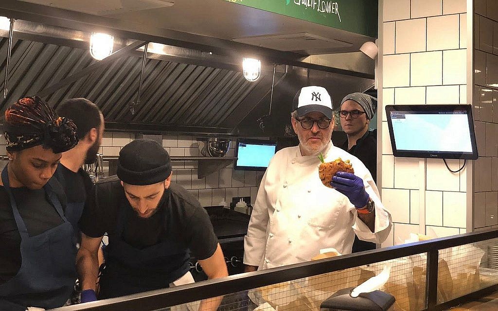 Le chef israélien Eyal Shani prépare une pita dans la branche de New York de son restaurant Miznon qu'il vient d'ouvrir (Crédit : Danielle Ziri/Times of Israel)
