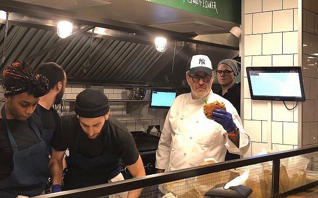 Le chef israélien Eyal Shani prépare une pita dans la branche de New York de son restaurant Miznon qu'il vient d'ouvrir (Crédit : Danielle Ziri/Times of Israel)