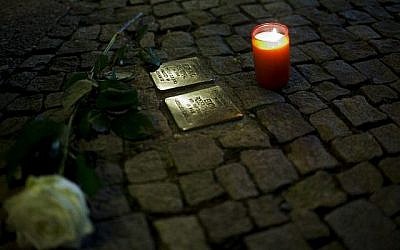 Illustration d'un "Stolpersteine" (pierres d'achoppement, pierres sur lesquelles on peut trébucher) à Berlin, le 9 novembre 2013. (AFP/Johannes Eisele)
