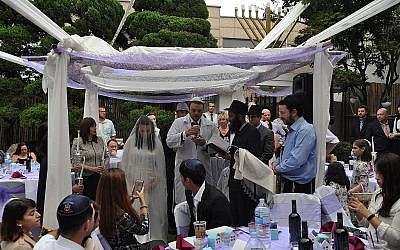 Le rabbin Osher Litzman, en noir sous le dais nuptial, en train de célébrer un mariage juif à Séoul, en Corée du Sud. (Courtesy of Chabad of South Korea/via JTA)