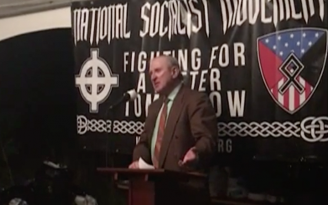 Le leader néo-nazi Arthur Jones parle au Kentucky, en avril 2017 (capture d'écran YouTube) Le leader néo-nazi Arthur Jones parle au Kentucky, en avril 2017 (capture d'écran YouTube)