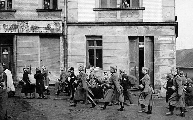 Une photographie prise durant la déportation des Juifs d'Oswiecim vers les camps de la mort et les ghettos de la région durant l'occupation nazie de la Pologne. (Crédit : Centre juif d'Auschwitz) Une photographie prise durant la déportation des Juifs d'Oswiecim vers les camps de la mort et les ghettos de la région durant l'occupation nazie de la Pologne. (Crédit : Centre juif d'Auschwitz)