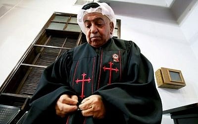Le père Emmanuel Benjamin Jacob Gharib, président de l'Église évangélique nationale du Koweït et pasteur de l'Église presbytérienne koweïtienne, à l'Église évangélique nationale de Koweït le 20 février 2018 (Crédit :  AFP PHOTO / YASSER AL-ZAYYAT)