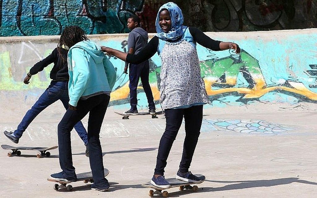 Des enfants de réfugiés font du skate au  "7Hills Skate Park" d'Amman, qui offre des cours gratuits de skate aux réfugiés plusieurs fois par semaine, le 28 février 2018 (Crédit : AFP PHOTO / Khalil MAZRAAWI)