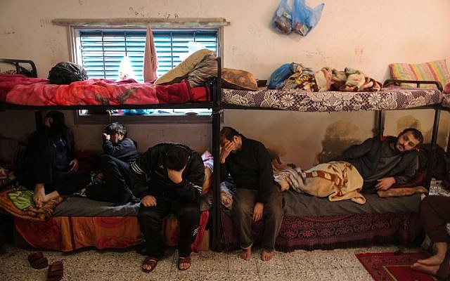 Les Palestiniens qui sont incapables de rembourser leurs dettes sont assis dans une cellule dans une prison du Hamas dans la ville de Gaza le 20 février 2018 (Crédit : AFP PHOTO / MAHMUD HAMS) Les Palestiniens qui sont incapables de rembourser leurs dettes sont assis dans une cellule dans une prison du Hamas dans la ville de Gaza le 20 février 2018 (Crédit : AFP PHOTO / MAHMUD HAMS)