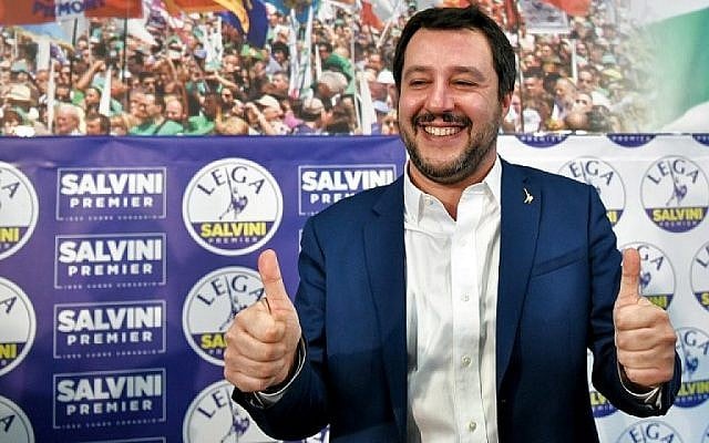 Le leader du parti d'extrême droite italien de la Ligue Matteo Salvini lève les pouces au siège de la formation à Milan, le 5 mars 2018 (Crédit : AFP/Piero Cruciatti) Le leader du parti d'extrême droite italien de la Ligue Matteo Salvini lève les pouces au siège de la formation à Milan, le 5 mars 2018 (Crédit : AFP/Piero Cruciatti)