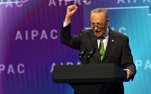 Le sénateur démocrate de New York et chef de la minorité démocrate au Sénat, Chuck Schumer, prend la parole à la conférence politique de l'American Israel Public Affairs Committee (AIPAC) à Washington, DC, le 5 mars 2018. (Crédit : AFP Photo/Nicholas Kamm) Le sénateur démocrate de New York et chef de la minorité démocrate au Sénat, Chuck Schumer, prend la parole à la conférence politique de l'American Israel Public Affairs Committee (AIPAC) à Washington, DC, le 5 mars 2018. (Crédit : AFP Photo/Nicholas Kamm)