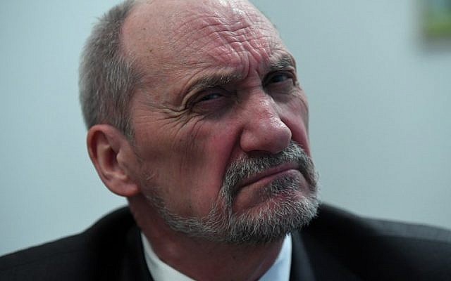 Antoni Macierewicz, historien de 69 ans et dissent anti-communiste devenu politicien conservateur et ministre de la défense entre 2015 et 2017, photographié ici le 20 février 2018 dans son bureau de Varsovie (Crédit : AFP PHOTO / JANEK SKARZYNSKI)