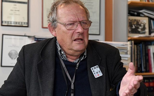 Adam Michnik, un dissident éminent de l'ère communiste dorénavant rédacteur en chef de la Gazeta Wyborcza, le journal libéral majeur en Pologne, à son bureau le 23 février 2018 à Varsovie (Crédit :  AFP PHOTO / JANEK SKARZYNSKI