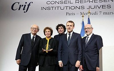 (A partir de la gauche) Serge Klarsfeld et son épouse Beate Klarsfeld, son fils, l'avocat franco-israélien Arno Klarsfeld, le président français Emmanuel Macron et le président du CRIF Francis Kalifat lors du 33e dîner annuel du Conseil représentatif des institutions juives de France (CRIF), le 7 mars 2018, à Paris (Crédit : AFP PHOTO / POOL / MARIN LUDOVIC)