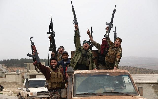 Des rebelles syriens soutenus par la Turquie font signe en descendant une route dans la région de Hallubi, au nord d'Afrin, le 8 mars 2018. (AFP PHOTO / Nazeer al-Khatib) Des rebelles syriens soutenus par la Turquie font signe en descendant une route dans la région de Hallubi, au nord d'Afrin, le 8 mars 2018. (AFP PHOTO / Nazeer al-Khatib)