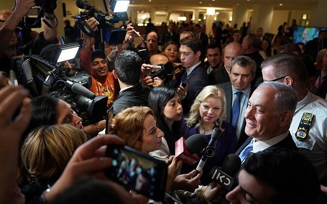 Le Premier ministre israélien Benjamin Netanyahu et son épouse Sara s'adressent à la presse après la visite d'une exposition intitulée "3000 ans d'histoire : Les Juifs à Jérusalem" aux Nations unies, le 8 mars 2018 (Crédit : / AFP PHOTO / TIMOTHY A. CLARY