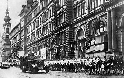Cette photo prise le 15 mars 1938 montre des soldats nazis allemands paradant dans une rue de Vienne après l'annexion de l'Autriche, ou "Anschluss", par la  Wehrwacht allemande. (Crédit :  / AFP PHOTO / FRANCE PRESSE VOIR / STRINGER)