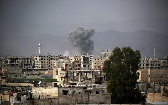 De la fumée suite aux bombardements du gouvernement syrien d'Arbin, dans l'enclave détenue par les rebelles de la Ghouta orientale, le 10 mars 2018 (Crédit :  AFP PHOTO / Ammar SULEIMAN)
