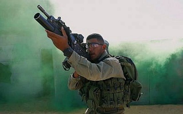 Un parachutiste israélien participe à un entraînement conjoint avec les marines américains durant un exercice de l'entraînement militaire conjoint Juniper Cobra au centre de Tzeelim, dans le sud d'Israël, le 12 mars 2018 (Crédit : Jack Guez/AFP)