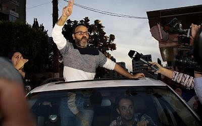 L'acteur libanais Ziad Itani parle à la presse alors qu'il arrive chez lui, à Beyrouth, après sa libération, le 13 mars 2018 (AFP / ANWAR AMRO)