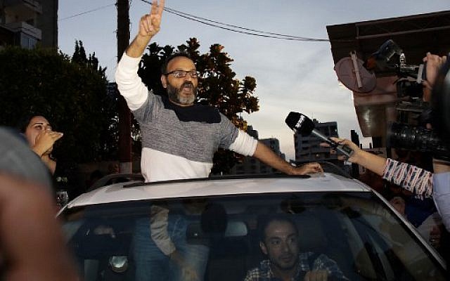 L'acteur libanais Ziad Itani parle à la presse alors qu'il arrive chez lui, à Beyrouth, après sa libération, le 13 mars 2018 (AFP / ANWAR AMRO)