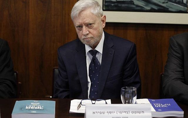 Le contrôleur d'État Yosef Shapira présente un rapport sur la guerre de 50 jours entre Israël et le Hamas durant l'été 2014, le 14 mars 2018 à la Knesset de Jérusalem. (AFP/Menahem Kahana) Le contrôleur d'État Yosef Shapira présente un rapport sur la guerre de 50 jours entre Israël et le Hamas durant l'été 2014, le 14 mars 2018 à la Knesset de Jérusalem. (AFP/Menahem Kahana)