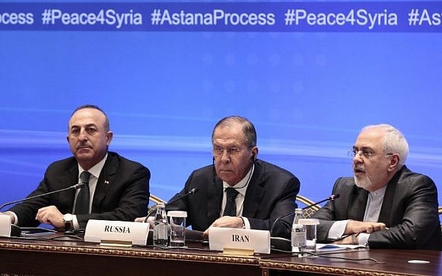 Le ministre russe des Affaires étrangères Sergueï Lavrov (au centre), le ministre iranien des Affaires étrangères Mohammad Javad Zarif (à droite) et le ministre turc des Affaires étrangères Mevlut Cavusoglu assistent à une réunion sur la Syrie à Astana, au Kazakhstan, le 16 mars 2018 (Crédit : AFP PHOTO / Alexey FILIPPOV